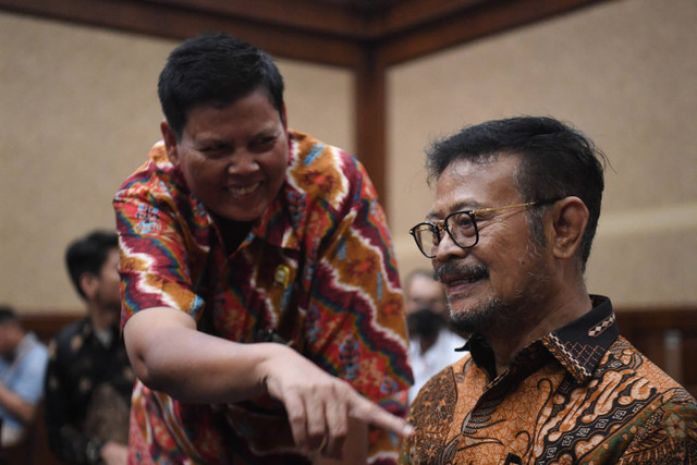 Terdakwa kasus pemerasan dan gratifikasi di Kementerian Pertanian Syahrul Yasin Limpo (kanan) bersiap mengikuti sidang lanjutan di Pengadilan Tipikor, Jakarta, Senin (20/5/2024). Foto: Akbar Nugroho Gumay/ANTARA FOTO