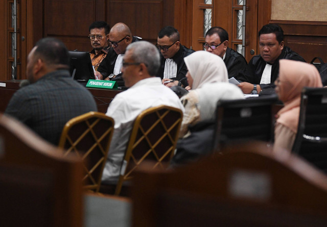 Terdakwa kasus pemerasan dan gratifikasi di Kementerian Pertanian Syahrul Yasin Limpo (kiri) mendengarkan keterangan saksi saat mengikuti sidang lanjutan di Pengadilan Tipikor, Jakarta, Senin (20/5/2024). Foto: Akbar Nugroho Gumay/ANTARA FOTO