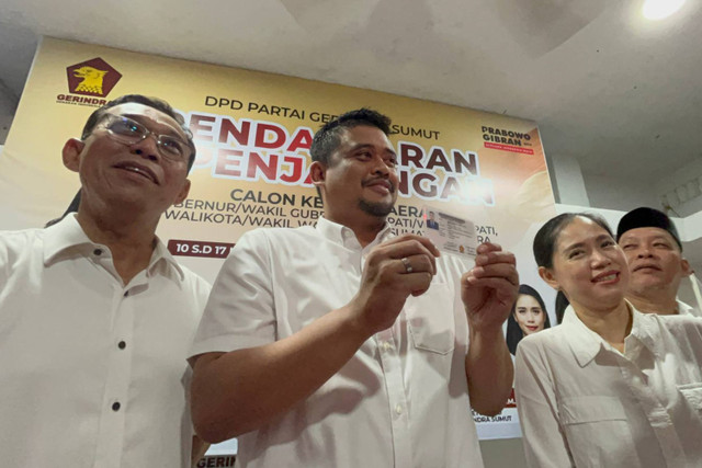 Bobby Nasution menunjukan kartu tanda anggota Partai Gerindra usai mendaftar pilgub via Gerindra Sumut, Senin (20/5/2024). Foto: Tri Vosa/kumparan
