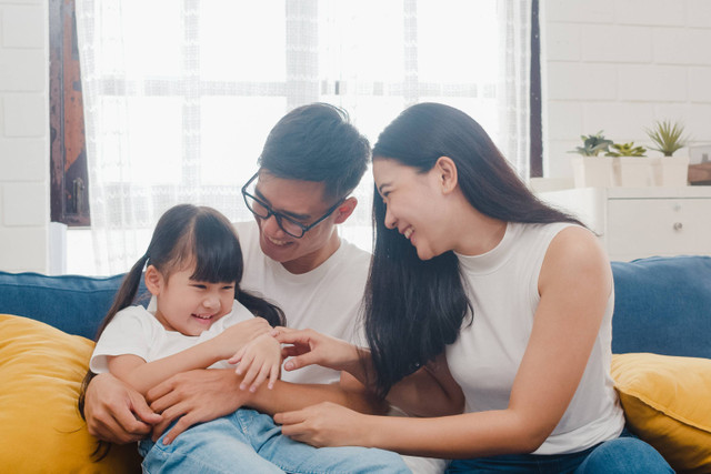 Ilustrasi keluarga bahagia.  Foto: Tirachard Kumtanom/Shutterstock