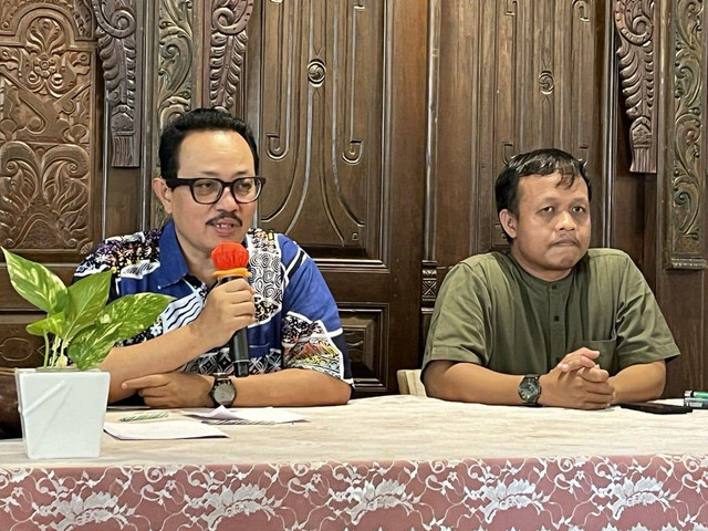 Mantan Wakil Wali Kota Yogyakarta, Heroe Purwadi (kiri) saat berikan keterangan pada awak media. Foto: M Wulan