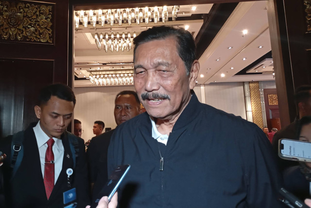 Menko Bidang Kemaritiman dan Investasi (Menko Marves) Luhut Binsar Pandjaitan usai peluncuran buku Citarum Harum di The Laguna Resort & Spa Nusa Dua, Senin (20/5/2024).  Foto: Ghinaa Rahmatika/kumparan