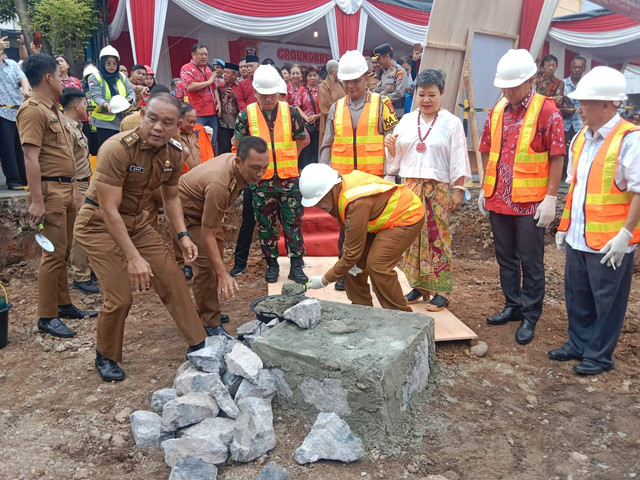 Peletakan batu pertama pembangunan tugu pagoda dan gapura oleh Walikota Bandar Lampung Eva Dwiana. | Foto : Eka Febriani / Lampung Geh