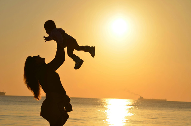 Ilustrasi seorang single parent (sumber: Foto oleh Pixabay: https://www.pexels.com/id-id/foto/wanita-menggendong-bayi-di-pantai-saat-matahari-terbenam-51953/)