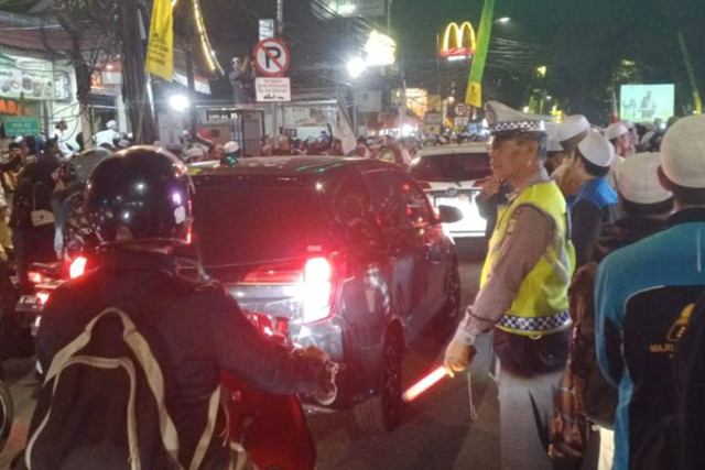 Arus lalu-lintas malam hari di depan Masjid Jami Al Munawwar Jl. Raya Pasar Minggu Perdatam terpantau padat, Senin (20/5/2024). Foto: Dok. TMC Polda Metro Jaya