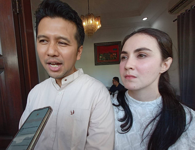 Emil Dardak bersama sang istri, Arumi Bachsin. Foto: Masruroh/Basra