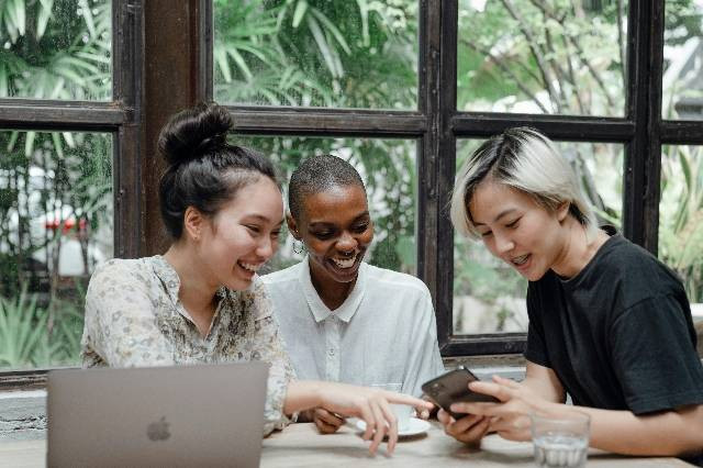 generasi muda sangat penting dalam menggerakan dunia kerja (Pexels)