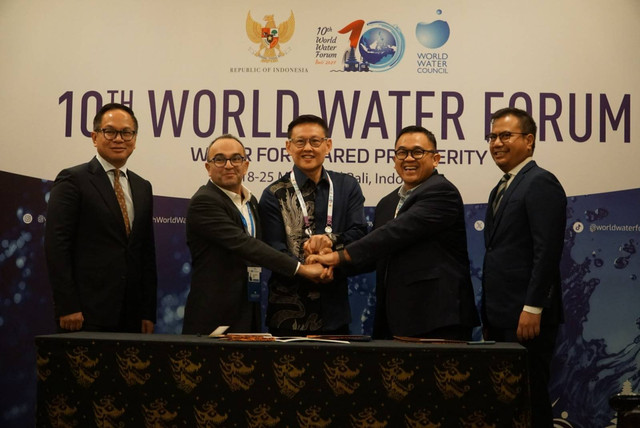 Pengumumam konsorsium PT Danareksa (Persero),  PT CITIC Envirotech Indonesia (CITIC), dan  SUEZ (Singapore) Services Pte Ltd untuk menggarap proyek Sistem Pengelolaan Air Minum (SPAM) Bandung di World Water Forum, Senin (20/5/2024). Foto: Danareksa