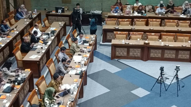 Rapat Kerja Komisi X dengan Mendikbudristek RI, Nadiem Makarim, soal UKT Mahal di Ruang Sidang Komisi X DPR RI, Senayan, Jakarta, Selasa (21/5/2024). Foto: Zamachsyari/kumparan