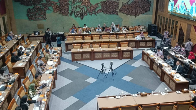 Rapat Kerja Komisi X dengan Mendikbudristek RI, Nadiem Makarim, soal UKT Mahal di Ruang Sidang Komisi X DPR RI, Senayan, Jakarta, Selasa (21/5/2024). Foto: Zamachsyari/kumparan