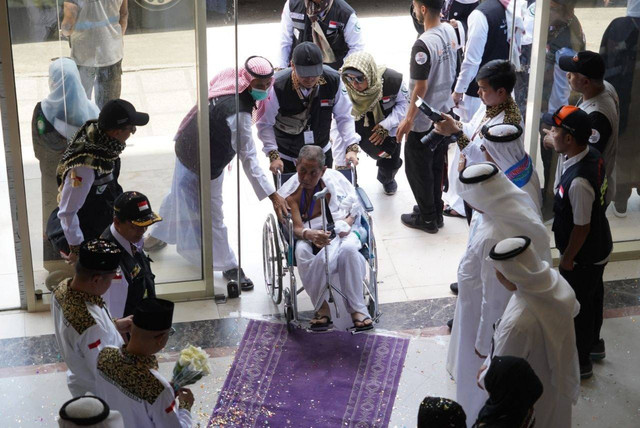 Penyambutan kedatangan jemaah Haji Kloter JKG-01 di Hotel Al-Ghadeer, Makkah, Senin (20/5/2024). Foto: Dok. MCH 2024