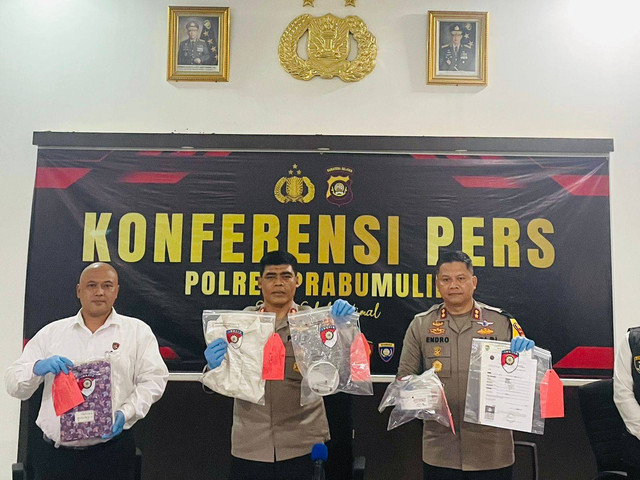 Kabid Humas Polda Sumsel Kombes Pol Sunarto saat memperlihatkan barang bukti dari tersangka Bidan Z kasus malapraktik, Foto : Istimewa