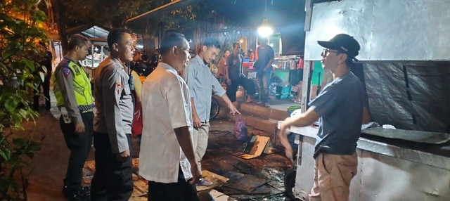 Kondisi gerobak penjual gorengan di depan Pasar Legi Kotagede setelah tertabrak motor, Senin (20/5) malam. Foto: Dok. Polresta Yogyakarta
