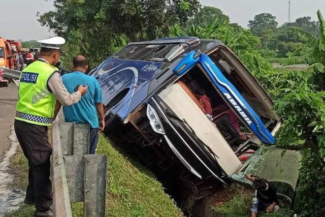 Rombongan bus APDESI Serang Kabupaten terlibat kecelakaan lalin di Tol Tangerang-Merak, Balaraja, Kabupaten Tangerang, Selasa (21/5/2024). Foto: Dok. Polres Tangerang