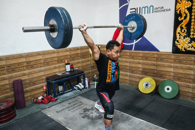 Suasana latihan atlet angkat besi Indonesia jelang Olimpiade Paris 2024, Selasa (21/5/2024). Foto: Rivan Awal Lingga/ANTARA FOTO