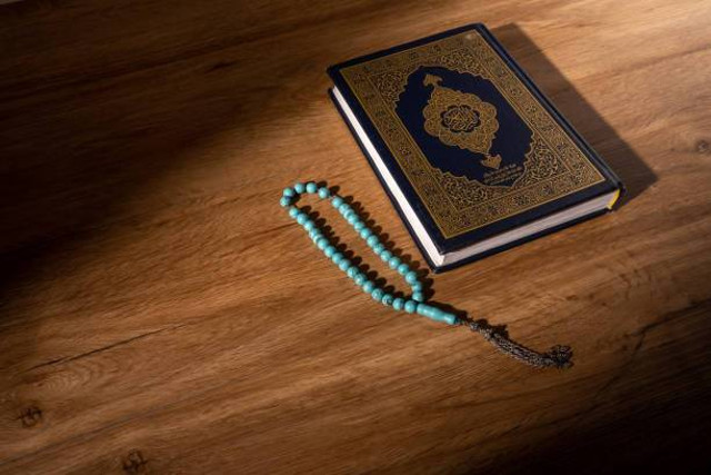 Ilustrasi Al Quran Suci dengan kaligrafi Arab tertulis sumber: pixabay.com