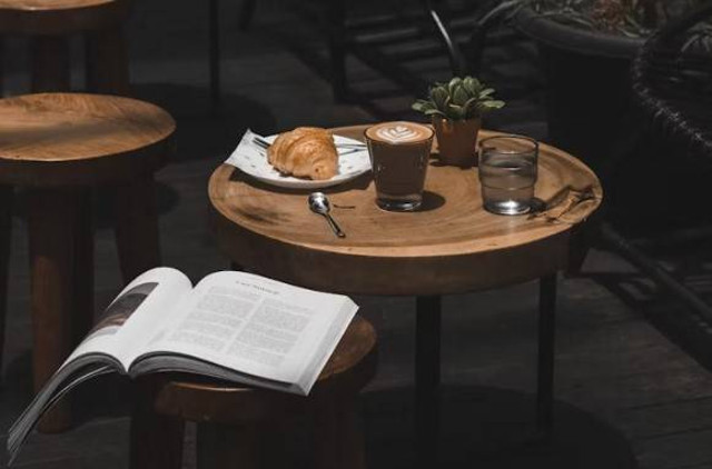 Cafe di Bandung kota. Foto hanyalah ilustrasi bukan tempat sebenarnya. Sumber: Unsplash/Rizky Subagja