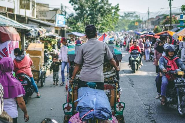 Alasan Mengapa Kegiatan Gotong Royong di Masyarakat Harus Tetap Dilestarikan. Foto Hanya Ilustrasi. Sumber Foto: Unsplash.com/Fikri Rasyid