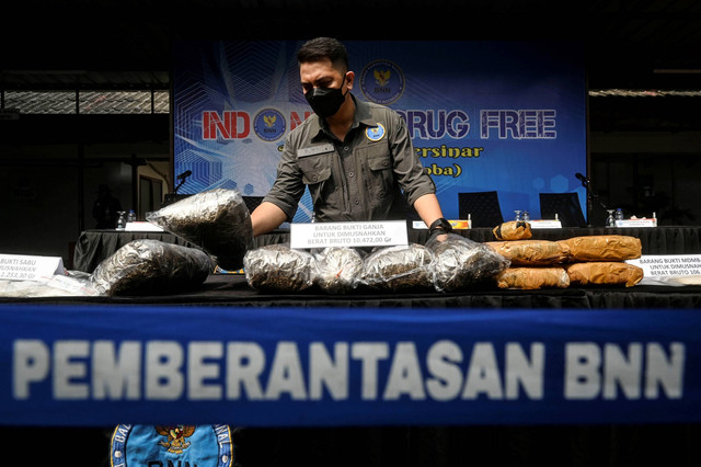 Petugas Badan Narkotika Nasional (BNN) menata sejumlah barang bukti narkoba sebelum dimusnahkan di Lapangan Parkir Kantor BNN, Jakarta, Selasa (21/5/2024). Foto: Erlangga Bregas Prakoso/ANTARA FOTO