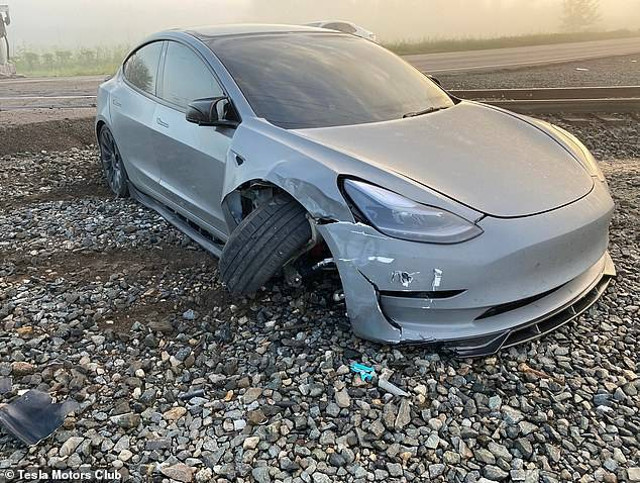 Mobil listrik Tesla di Ohio, Amerika Serikat yang nyaris kecelakaan menabrak kereta. Foto: dok. Tesla Motors Club.