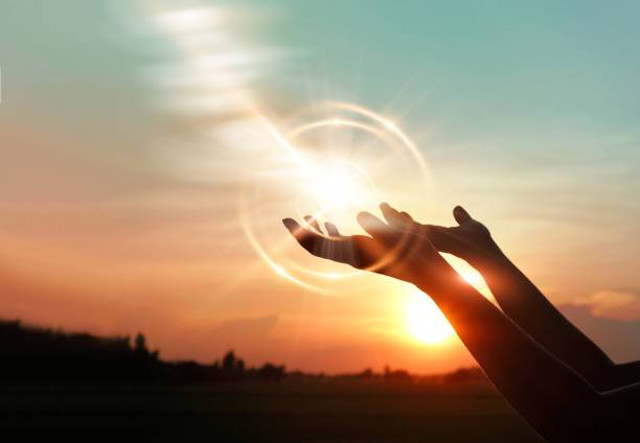 Ilustrasi wanita tangan berdoa untuk berkat dari Tuhan pada latar belakang matahari terbenam sumber: Pixabay.com