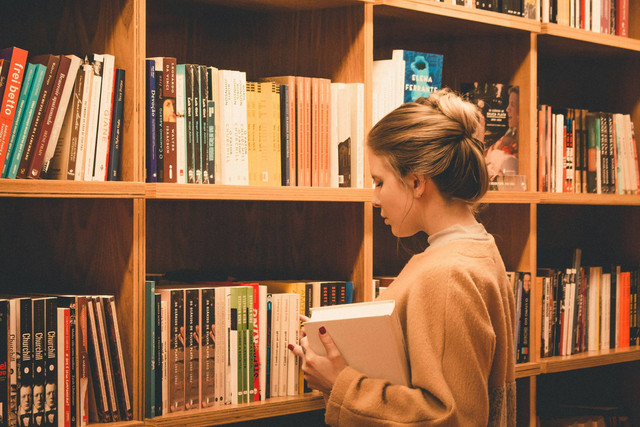 Ilustrasi Bagaimana cara mengevaluasi isi dalam teks anekdot, sumber gambar: Unsplash/EliabeCosta