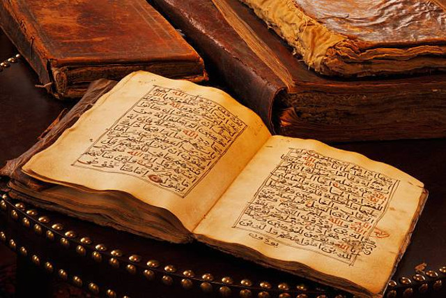 Ilustrasi An ancient hand scripted Quran. It is regarded widely as the finest piece of literature in the Arabic language sumber: Pixabay.com