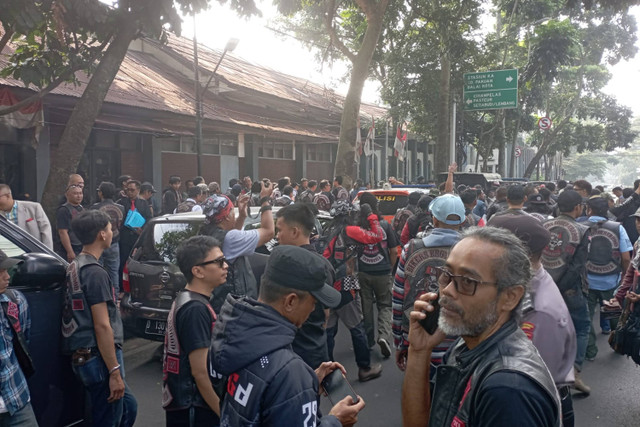 Suasana di Jalan Pajajaran saat eksekusi juru sita Pengadilan Negeri (PN) Bandung berlangsung, Selasa (21/5/2024). Foto: Dok. kumparan