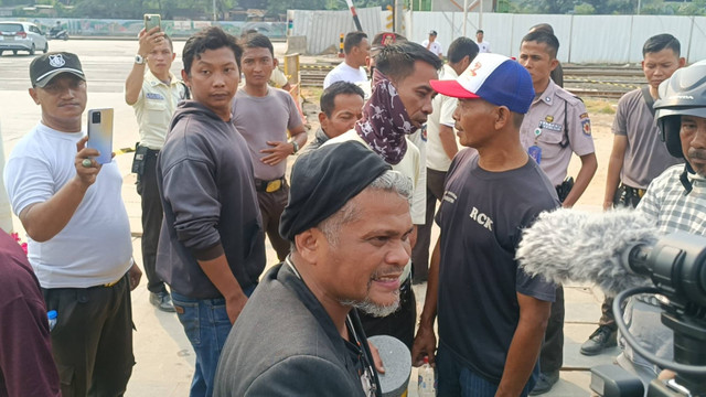 Jalan akses masuk Kampung Susun Bayam dijaga ketat petugas keamanan. Mereka mengaku diperintahkan JakPro untuk melarang siapapu, termasuk wartawan masuk, Selasa (21/5/2024). Foto: Thomas Bosco/kumparan