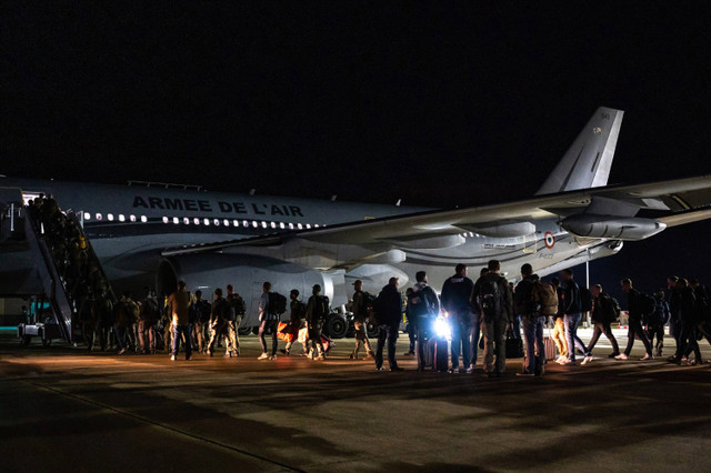 Warga menaiki pesawat menuju Kaledonia Baru di pangkalan militer Istres, Prancis selatan, pada Kamis (16/5/2024). Foto: Etat Major des Armees via AP