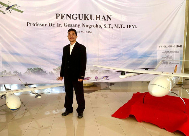 Prof Gesang Nurgroho, Dosen FT UGM yang meraih gelar Guru Besar setelah mengembangkan pesawat tanpa awak selama 12 tahun. Foto: Dok. UGM