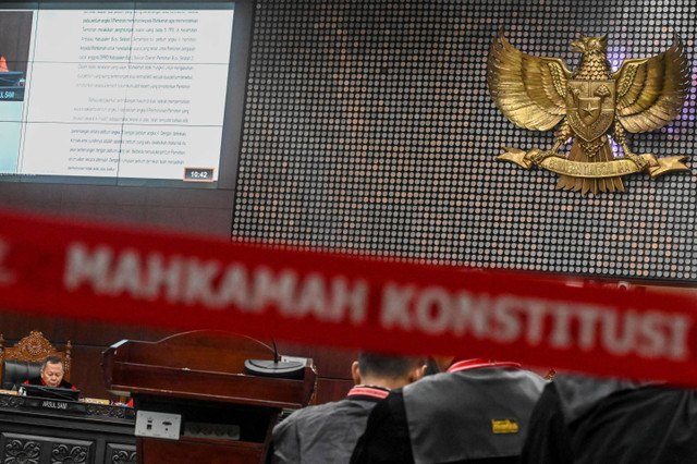 Hakim Konstitusi Arsul Sani (kiri) membacakan putusan dismissal dalam sidang perkara Perselisihan Hasil Pemilihan Umum (PHPU) Pemilihan Legislatif (Pileg) 2024 di Gedung Mahkamah Konstitusi, Jakarta, Selasa (21/5/2024). Foto: Rivan Awal Lingga/ANTARA FOTO