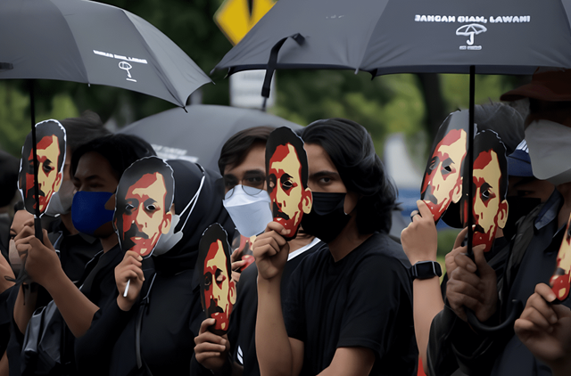 Aktivis melakukan aksi Kamisan ke-714 di seberang Istana Merdeka, Jakarta pada 20 Januari 2022 (Foto : Shutterstock/Angga Budhiyanto)