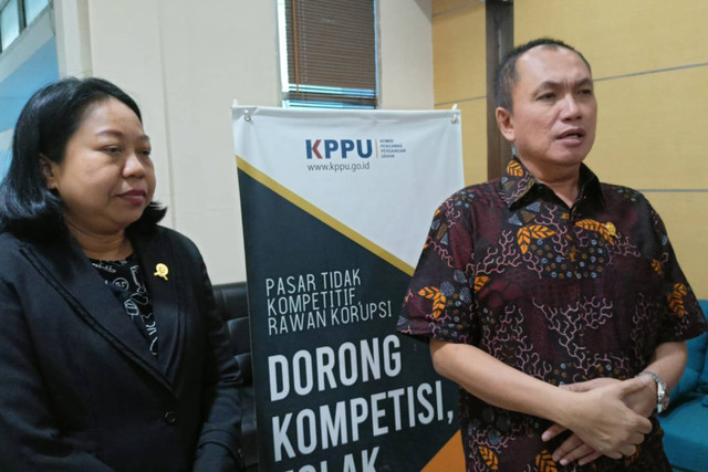 Anggota KPPU, Eugenia Jenny Mardanugraha dan Ketua Umum KPPU Fanshurullah Asa di Kantor KPPU, Jakarta, Selasa (21/5/2024). Foto: Widya Islamiati/kumparan