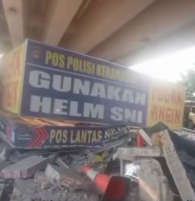 Penampakan Pos Polisi di Palembang setelah dihantam truk, Foto : Istimewa