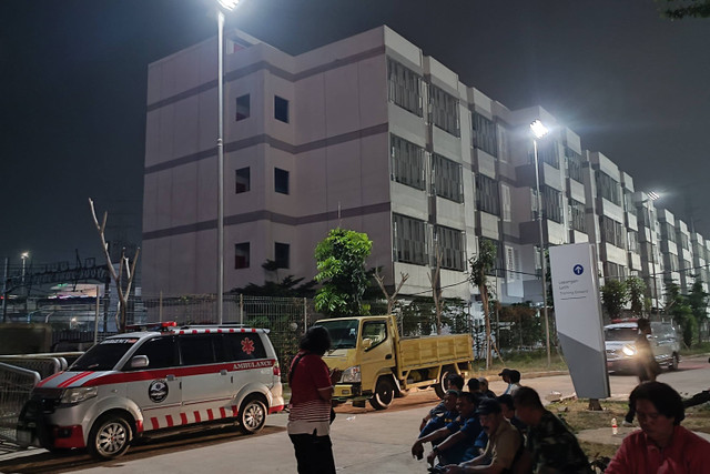 Proses pemindahan warga Kampung Susun Bayam ke huntara di Pademangan usai kesepakatan dicapai dengan JakPro, Selasa (21/5/2024). Foto: Thomas Bosco/kumparan