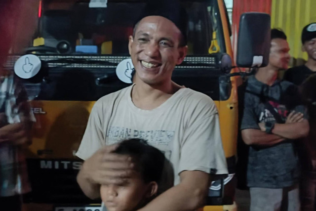 Muhammad Furqon, Ketua Kelompok Petani Kampung Bayam Madani, usai dibebaskan dari sel Polres Metro Jakarta Utara, Selasa (21/5/2024). Foto: Thomas Bosco/kumparan