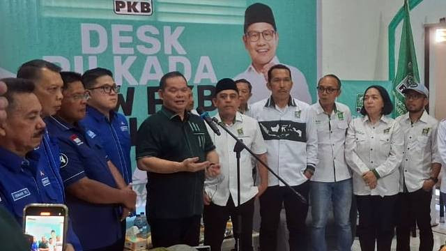 Elly Engelbert Lasut saat berada di Sekretariat PKB Sulawesi Utara.