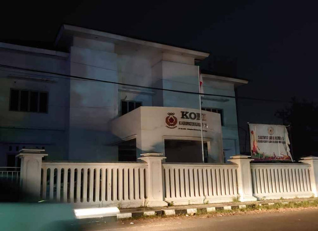 Gedung KONI Karawang gelap gulita pada Selasa malam (21/5/2024). Dok: kumparan.