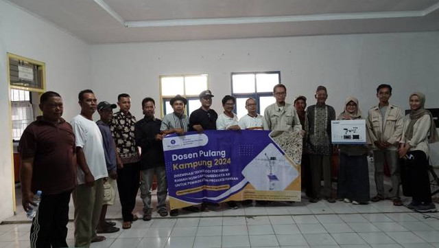 Dosen Pulang Kampung IPB University Kenalkan Sistem AWS di Desa Pangumbahan