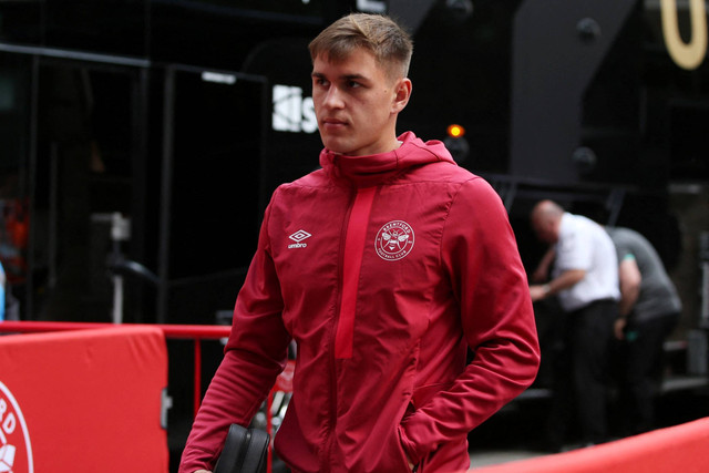 Pemain Brentford Yehor Yarmoliuk tiba sebelum pertandingan Brentford vs Newcastle United di Stadion Komunitas Brentford, London, Inggris, Minggu (19/5/2024). Foto: Action Images via Reuters/Cat Goryn