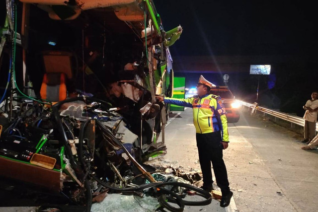 Kondisi Bus Pariwisata Bimario yang mengangkut rombongan study tour SMP PGRI 1 Wonosari Malang, kecelakaan di KM 695+400 jalur A Tol Jombang-Mojokerto, Selasa (21/5/2024). Foto: Dok. PJR Polda Jatim