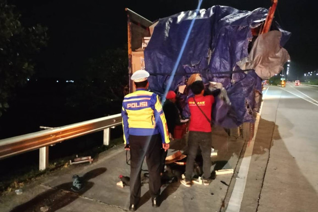 Kondisi Bus Pariwisata Bimario yang mengangkut rombongan study tour SMP PGRI 1 Wonosari Malang, kecelakaan di KM 695+400 jalur A Tol Jombang-Mojokerto, Selasa (21/5/2024). Foto: Dok. PJR Polda Jatim