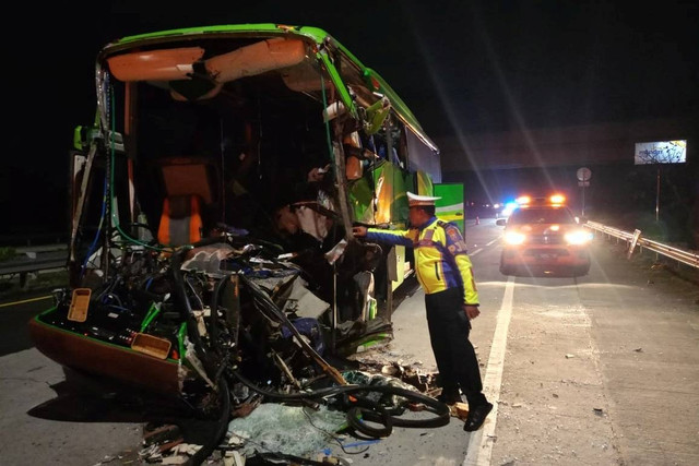 Kondisi Bus Pariwisata Bimario yang mengangkut rombongan study tour SMP PGRI 1 Wonosari Malang, kecelakaan di KM 695+400 jalur A Tol Jombang-Mojokerto, Selasa (21/5/2024). Foto: Dok. PJR Polda Jatim