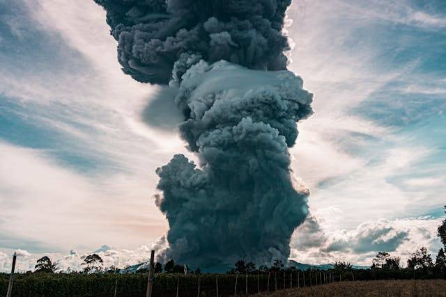 Peristiwa alam yang bisa menyumbang gas karbondioksida ke atmosfer paling banyak. Sumber: Pexels / Rizknas