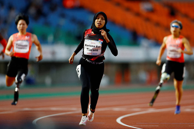 Karisma Evi Tiarani dari Indonesia beraksi di final 100m T63 putri Kejuaraan Dunia Para Atletik 2024 di Stadion Universiade Memorial, Kobe, Jepang, Selasa (21/5/2024). Foto: Issei Kato/REUTERS