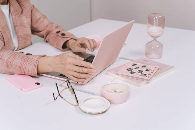 Ilustrasi rekomendasi laptop warna pink 2024. Foto: Pexels.com