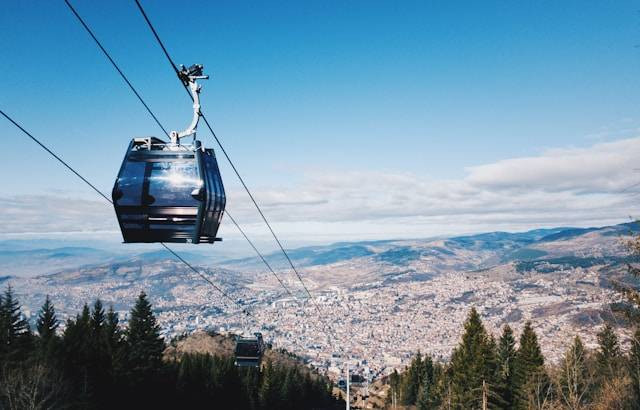 Daya Tarik dan Harga Tiket Gondola Ancol. Foto Hanya Ilustrasi. Sumber Foto: Unsplash.com/Sead Dzambegovic