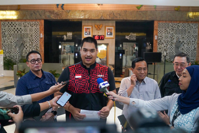 Menpora Dito Ariotedjo menerima kunjungan Ketua Umum Persatuan Bola Voli Seluruh Indonesia (PBVSI) Imam Sudjarwo beserta jajaran di Kemenpora, Jakarta, Selasa (21/5/2024). Foto: Dok. Kemenpora