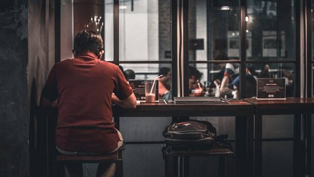 Cafe untuk kerja Bandung. Foto hanyalah ilustrasi, bukan tempat yang sebenarnya. Sumber: Unsplash/Ismail Hamzah